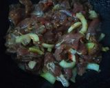 Foto langkah ke 3 dari resep Lapis Daging Sapi Bawang Bombai.