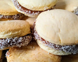 Foto del paso 4 de la receta: Alfajor de maizena, con dulce de leche.☕️🧉