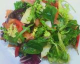 Foto del paso 4 de la receta: Ensalada de rúcula, canónigos, radicchio y lechuga rizada, con salmón ahumado y queso provolone