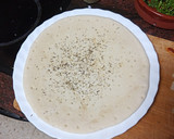 Foto del paso 2 de la receta: Pizza de espinacas, cebolla, bacon y aceitunas negras