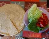 Pas rețetă Foi tortilla cu caș afumat, salam, roșii și salată 1 fotografie