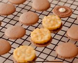 Foto del passaggio 10 della ricetta Macarons al cocco con tatin di mele
