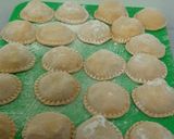 Foto del paso 2 de la receta: Sorrentinos de acelga, ricota y pollo y de jamón cocido y queso