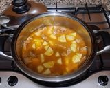 Foto del passaggio 5 della ricetta Spezzatino di vitello con patate