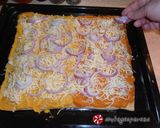 Φωτογραφία βήματος 22 της συνταγής “Carrot Pizza”, με gouda και κόκκινο κρεμμύδι