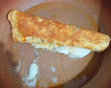 Foto del paso 4 de la receta: Tortilla de dos tipos de quesos, mantequilla y hierbas aromática