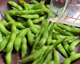 Foto del passaggio 3 della ricetta Come cucinare soia edamame in baccello surgelata
