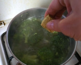 Brokkoli krémleves recept fázis 2 fotója