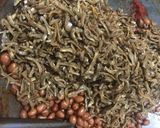 Foto langkah ke 5 dari resep Sambal Goreng Teri Kacang Dengan Daun Jeruk.