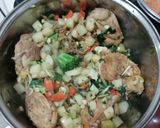 Foto del paso 5 de la receta: Pollo en su jugo con verduras 🍗🥦🥕🥔