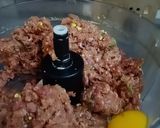 A picture of step 2 of Mutton Nargasi koftay.
