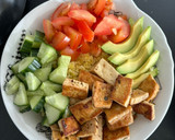 Foto del paso 3 de la receta: 🌱 Couscous con tofu marinado, aguacate, pepino y tomate con salsa de yogurt casera 🌱