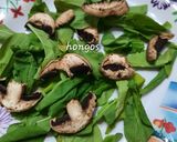 Foto del paso 2 de la receta: Ensalada: rúcula, hongos, cherry, pepinillos y queso