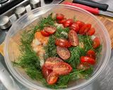 Une image de l'étape 8 de Crevettes sauvages marinées aneth citron tomates cerises.