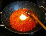 Foto del paso 3 de la receta: Oreja de cerdo con salsa de tomate con alcachofas