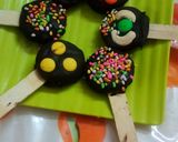 ओरेओ बिस्कुट चॉकलेट लॉलीपॉप (Oreo buiscuit chocolate lollipops recipe in hindi) रेसिपी चरण 3 फोटो