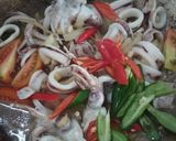 Foto langkah ke 4 dari resep Cumi Saos Tiram Bumbu Simple.