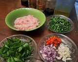 Foto langkah ke 1 dari resep Chicken Pad Kra Pao (THAILAND).
