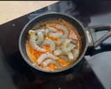 Foto del paso 5 de la receta: Huevos rotos con langostinos