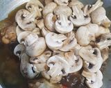 Foto langkah ke 3 dari resep Tumis sayap ayam jamur kancing berkuah.