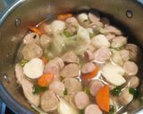 Foto langkah ke 4 dari resep Sayur sop bakso sosis.