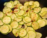 Foto del passaggio 7 della ricetta Orecchiette con Zucchine e Patate al Parmigiano Reggiano