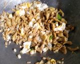 Foto langkah ke 5 dari resep Bakmie Goreng Usus Ayam.