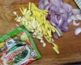 Gambar langkah 1 resipi Sup Sawi, Cendawan Tiram & Suhun Perencah Sup Sayur Adabi.