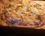 Foto del paso 7 de la receta: Pizza de gambas, ajetes y albahaca