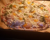 Foto del paso 7 de la receta: Pizza de gambas, ajetes y albahaca