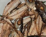 Foto langkah ke 2 dari resep Tumis Ikan Asin dan Tomat Hijau.