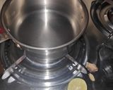 A picture of step 1 of Ginger lemon green tea.