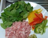 รูปขั้นตอนการทำที่ 1 ของ สปาเก็ตตี้กะเพราหมูสับพริกหวาน