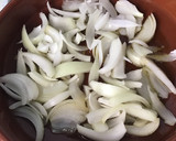 Foto del paso 1 de la receta: Chipirones negros encebollados