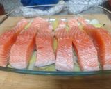 Foto del paso 3 de la receta: Lomos de salmón al horno con salsa miel y mostaza y cama de patatas