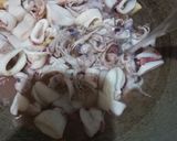 Foto langkah ke 3 dari resep Tumis cumi kuah.
