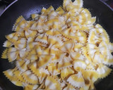Foto del paso 16 de la receta: Farfalle de limón y cúrcuma en salsa de chocolate blanco y frutos secos