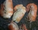 Foto langkah ke 2 dari resep Udang galah goreng sambal matah.