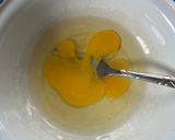 Gambar langkah 7 resipi Roti gulung tuna tin goreng telur.