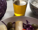 Foto del paso 2 de la receta: Ensalada de col lombarda con espárragos, tomate 🍅 y aceitunas