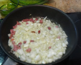Foto del paso 2 de la receta: Hélices con salsa amatraciana