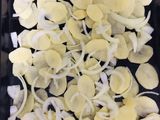 Patatas con cebolla al horno y huevos (casi) hervidos