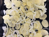 Patatas con cebolla al horno y huevos (casi) hervidos