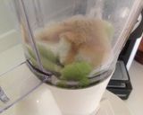 Foto del passaggio 2 della ricetta Smoothie fragole, mirtilli, kiwi, con goji e pinoli tostati