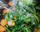 Foto langkah ke 2 dari resep Sayur Bening Bayam Simple.