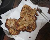 Foto del paso 2 de la receta: Contramuslos de pollo asados en freidora de aire con escalibada