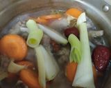 Gambar langkah 3 resipi Sup Herba Ayam.
