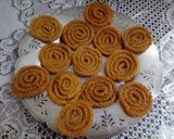 A picture of step 6 of Chakli (murrukku).