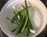 Une image de l'étape 3 de Laitue rougette aux petits oignons blancs et herbes aromatiques.