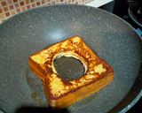 Foto langkah ke 6 dari resep Egg in Hole French Toast.